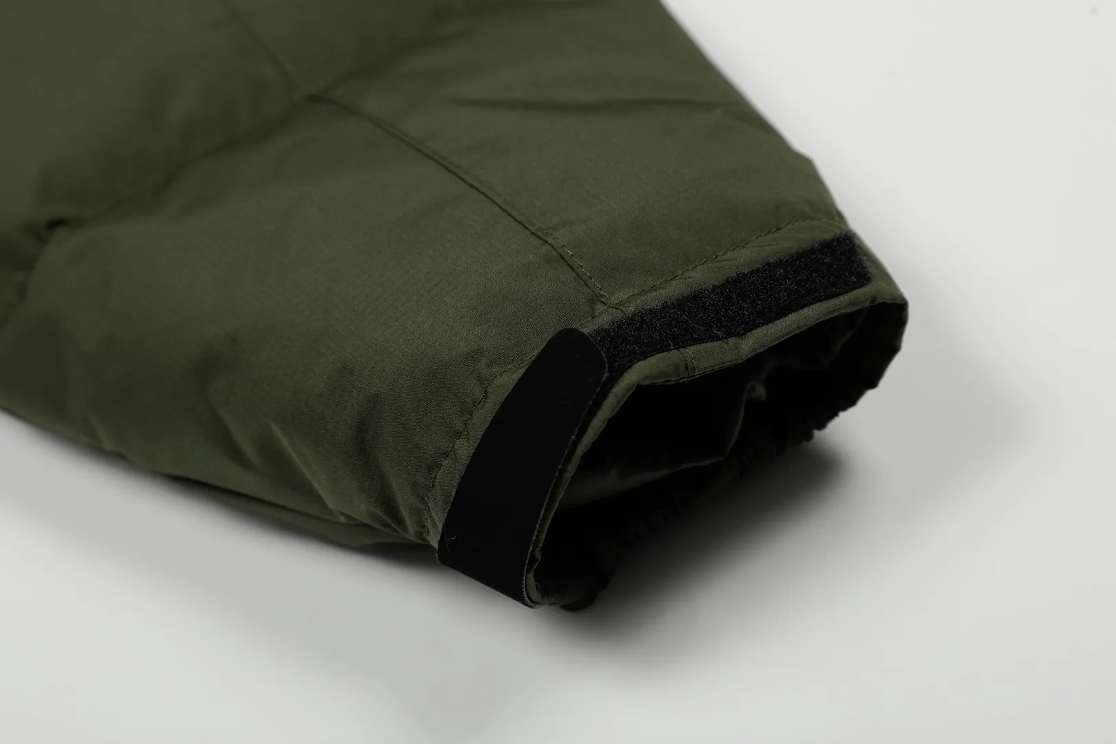 P720 Top quality" Style number: 9003# [Ralph Lauren winter basic classic embroidered men's and women's couple's same style hooded down jacket] ✅Ralph Lauren American retro chest zipper high version top-fill winter down jacket ✅100% high-quality white duck down, high version top-fill capacity ✅Double-layer inner velvet to strictly prevent velvet running ✅Built-in adjustable drawstring, windproof and coldproof, considerate and in place ✅Original version The maximum size can be worn up to 200 pounds. Loose and comfortable, no pressure. ✅Same style for male and female couples. Recommended OOTD outfits in winter~ Size: S-XL Color: Black, milky white, khaki, navy blue, military green